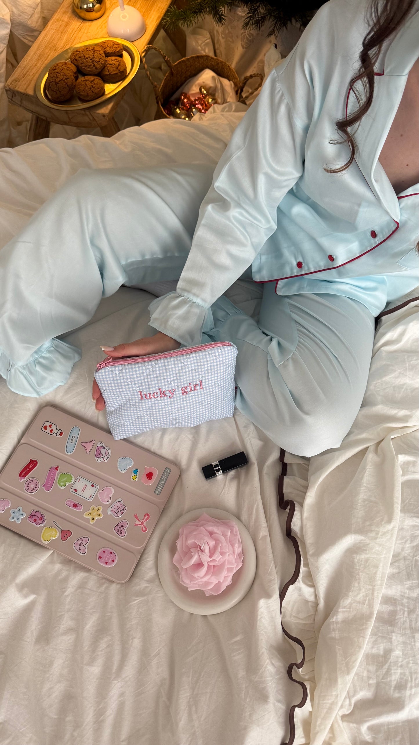 Косметичка-конверт Блакитна клітинка з вишивкою "Lucky girl"