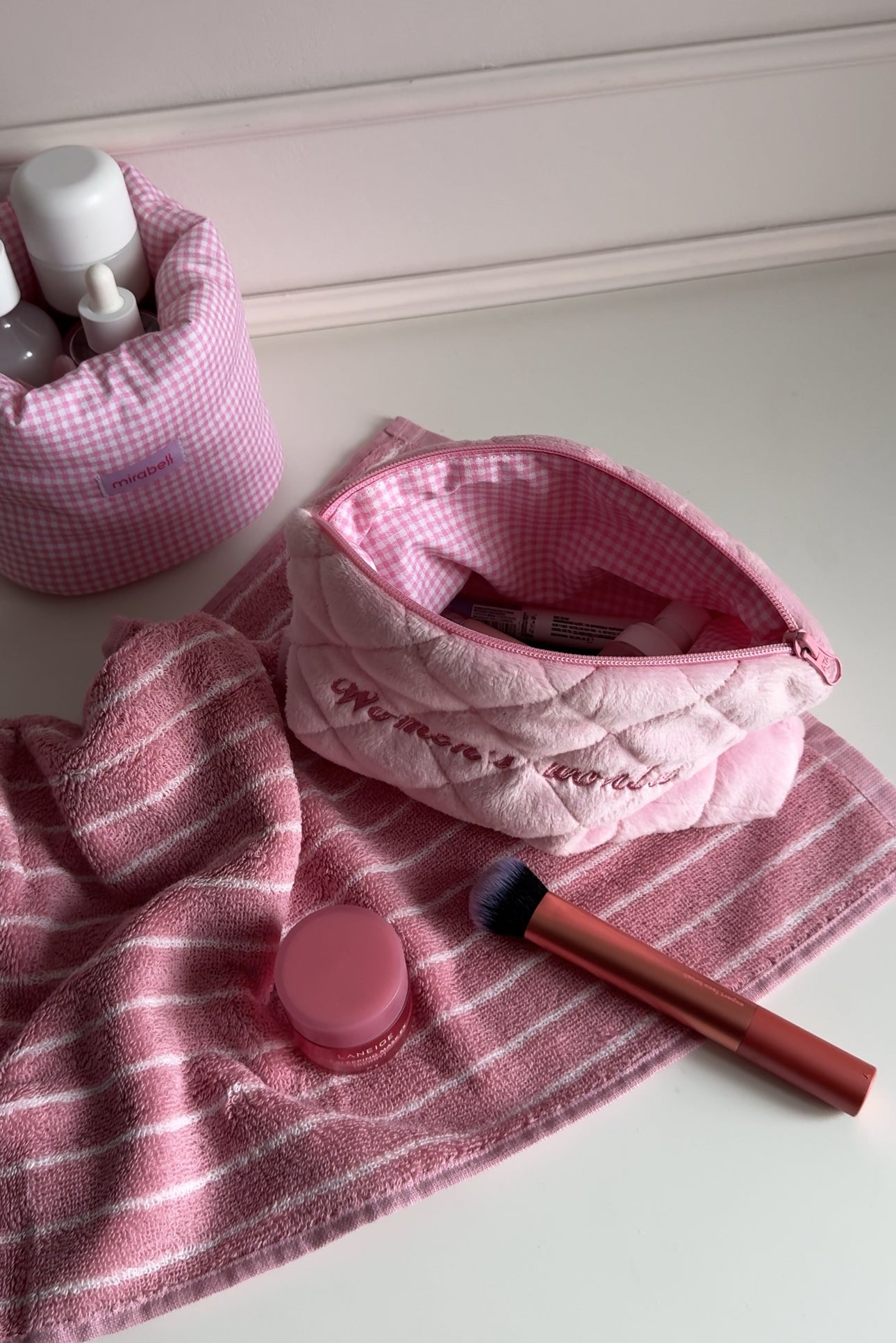 Косметичка-конверт Рожева з вишивкою "Women's world"