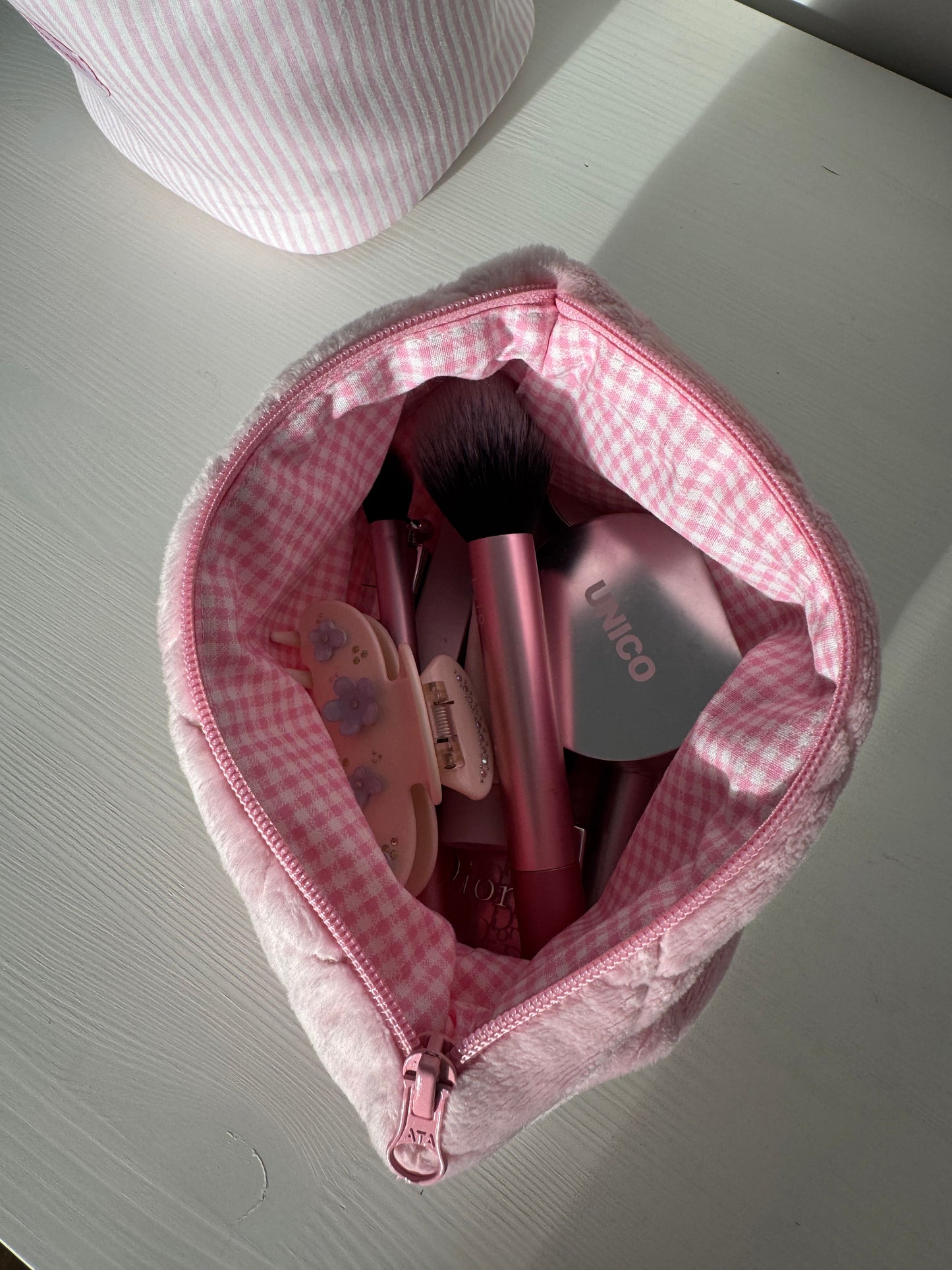 Косметичка-конверт Рожева з вишивкою "Women's world"