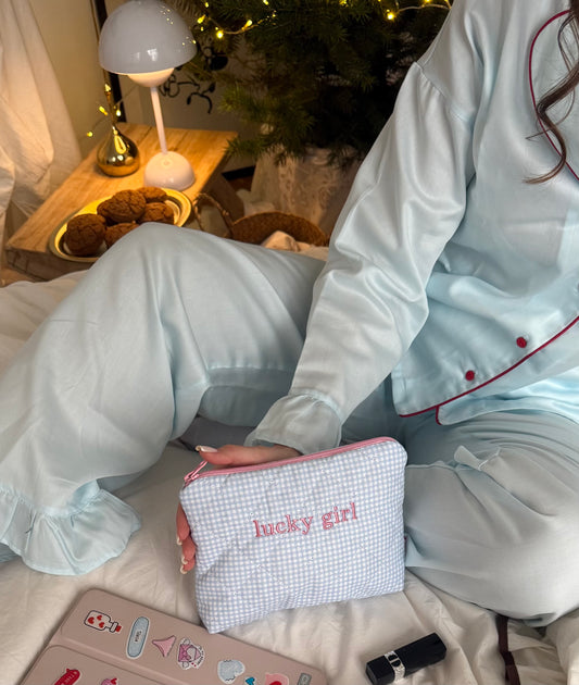 Косметичка-конверт Блакитна клітинка з вишивкою "Lucky girl"