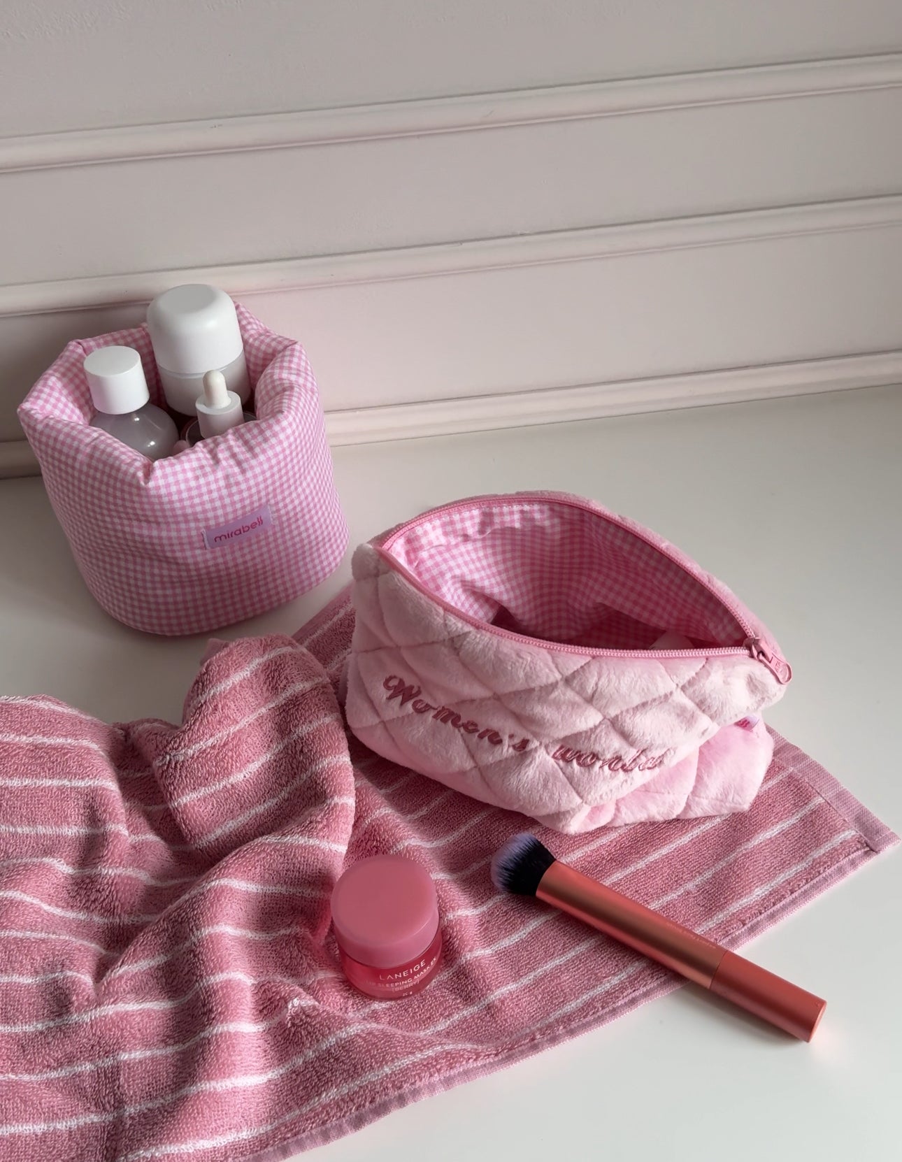 Косметичка-конверт Рожева з вишивкою "Women's world"